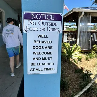 &quot;Well behaved dogs welcome&quot; sign at entrance