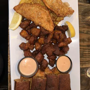 food, chicken wings and fried chicken