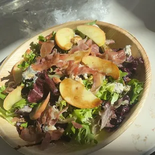 Salad with pancetta &amp; gorgonzola