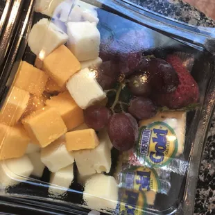 Grapes, cheese cubes and crackers