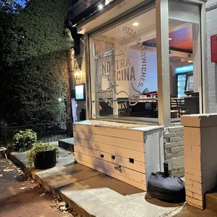 the outside of a restaurant