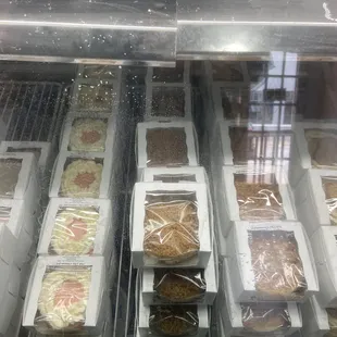 Case with available cheesecakes to purchase
