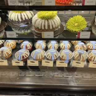 Inside: several bundt cakes and bundtlets ready to go