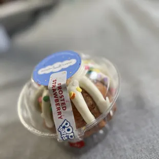 Frosted strawberry bundlet
