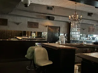 Leon's Lounge