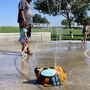Spraypark! Slap the yellow circle to get the water flowing.