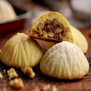 WALNUT MAAMOUL