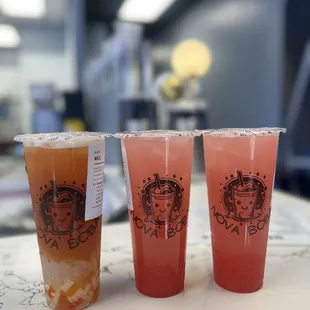 Green tea with rainbow and lychee and lemonade with strawberry and strawberry popping