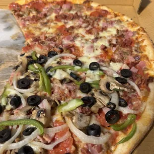 16" Half meat lovers half supreme