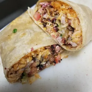 Brisket,beans, rice, pico de gallo, bbq sauce &amp; spicy habanero sauce.