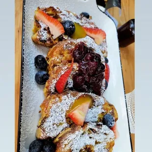 french toast with berries and powdered sugar