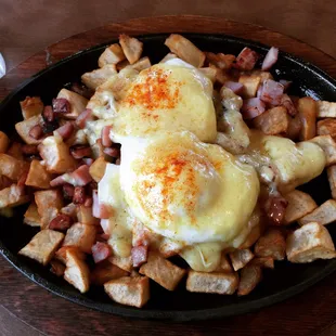 Eggs benedict skillet special