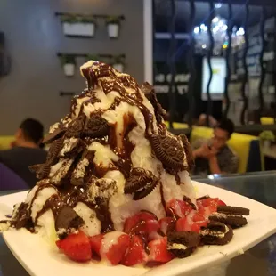 Vanilla milk shaved ice with oreos and strawberry!