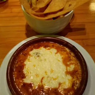 Queso Fundido Con Hongos Y Salsa De Chile Poblano