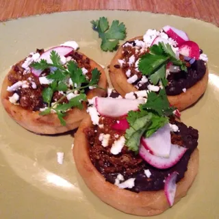 Sopes De Chorizo, Fruoles Y Chile Arbol