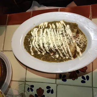 Enchiladas En Mole Con Pollo Y Queso Cotija