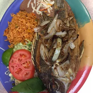 Mojarra frita (tilapia)