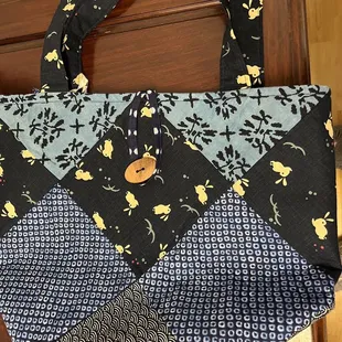 Tote bag w/ wide bottom