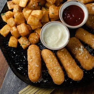 food, chicken wings and fried chicken