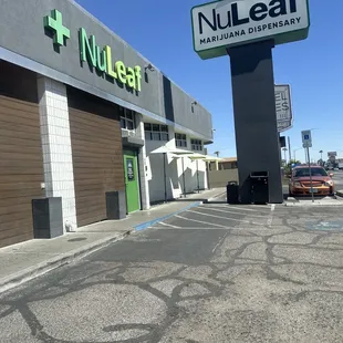 Very poorly upkept store front and parking lot.