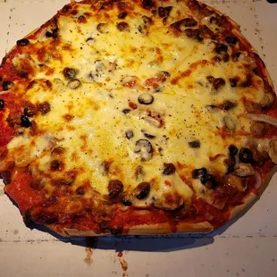 Sausage, mushrooms onions and black olive with a side of anchovies....