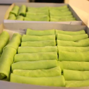 Dadar gulung (Pandan crepe rolls)