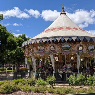 Giraffe &amp; carousel.