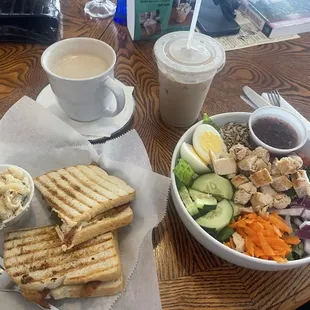 Jalapeño popper sandwich, pasta salad, bowl.