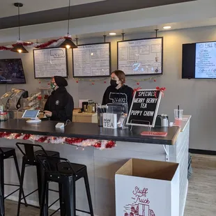 Cute decor for the holidays! So many options of shakes, bowls, coffee, tea, and other drinks to choose from.