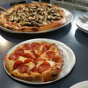 La Gardenia- we added pepperoni and a small pepperoni