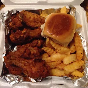 food, chicken wings and fried chicken