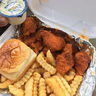 food, chicken wings and fried chicken
