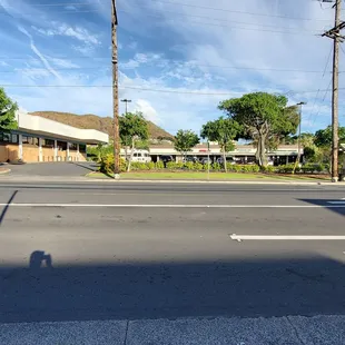 No Walgreens anymore (7/2023). I haven't been here five evar lol.