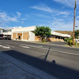 No Walgreens anymore (7/2023). I haven't been here five evar lol.