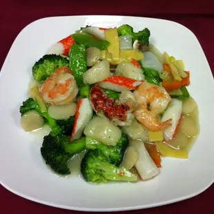 [ SEAFOOD DELIGHT ] Fresh lobster, Jumbo shrimp, scallops and crab meat w/ fresh chinese vegetable in white sauce.