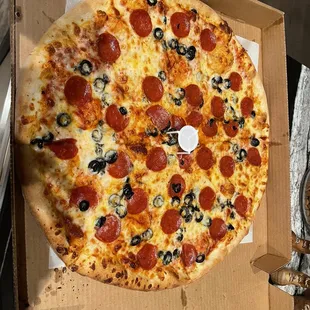Large pizza - 2 toppings.  Great sauce and ingredients.
