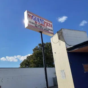 a sign for ny giant pizza