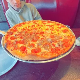 We got a large pizza with banana peppers, pepperoni, and sausage. It was absolutely pressure! Definitely bring your fam here!!!