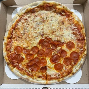 XL (16") Half cheese / half pepperoni