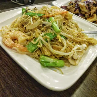 9. Nyonya Seafood Rice Noodles