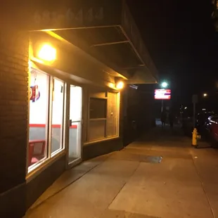 the outside of a restaurant at night