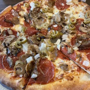 Queen&apos;s Deluxe Pizza, no peppers sub green olives
