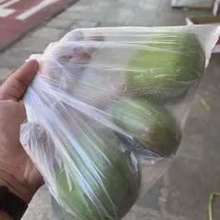 Yes! I've been hunting for green mango and finally found some here.