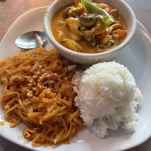 Lunch combo lemongrass chicken and pad thai