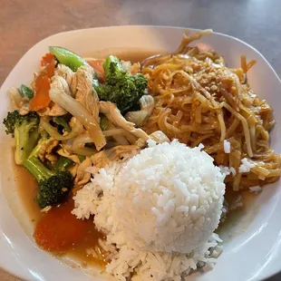 Lunch combo pad Thai and Panang curry