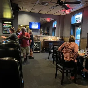 ows people sitting at a bar
