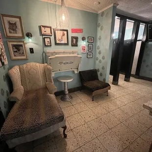 women&apos;s bathroom