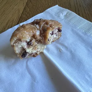 The O'Henry blueberry donut. Crunchy exterior, glazed, soft sweet interior with blueberries. Biting into it is a nice experience. M