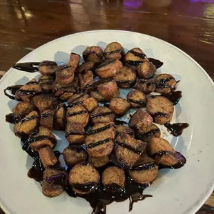 Sweet pretzel bites. Chocolate drizzle. Great with my IPA .