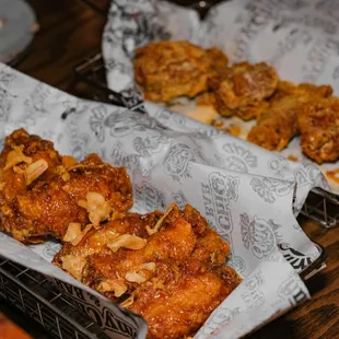 chicken wings and fried chicken, fried chicken wings, fried chicken, chicken, bbq wings, poultry, chicken wings, food, bbq chicken